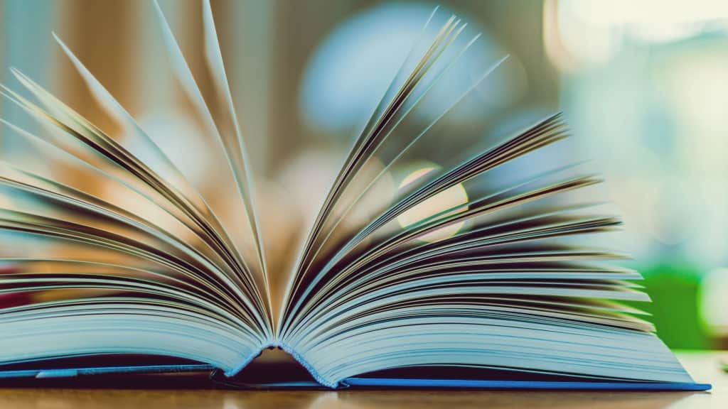 【2022年版】おすすめ小説ランキング！いま読むならコレ